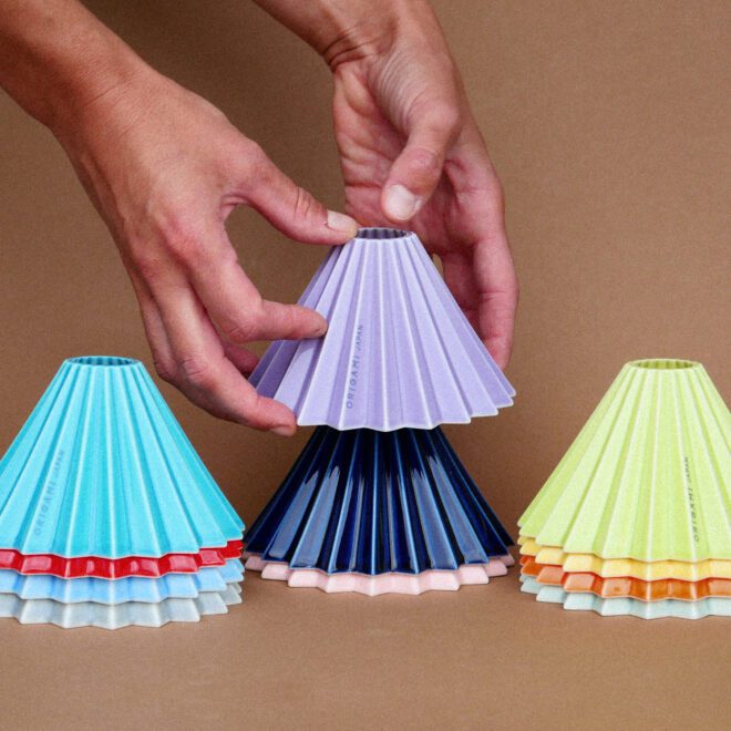 Origami Dripper in 3 Stapeln aufgereiht und von einer Person drapiert
