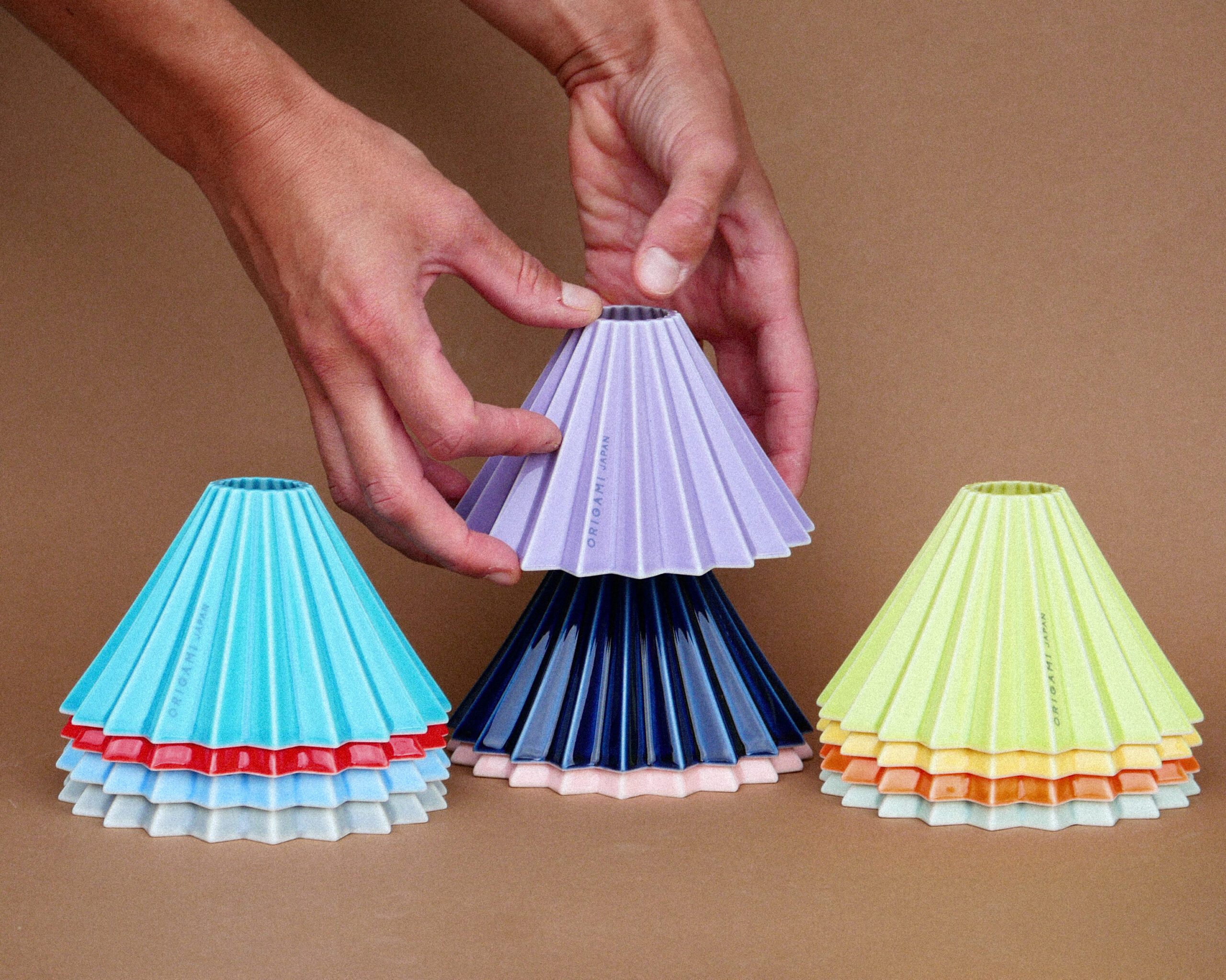 Origami Dripper in 3 Stapeln aufgereiht und von einer Person drapiert