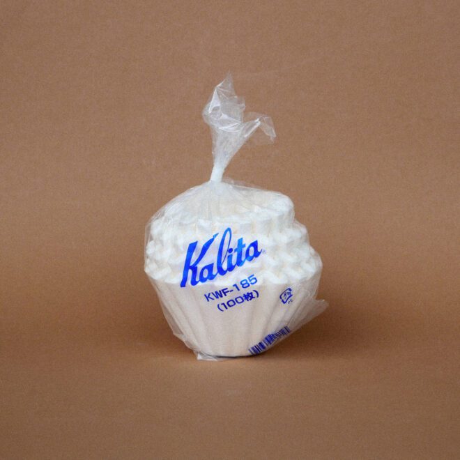 Frontales Foto von Kalita Wave Filterpapier eingepackt in Plastikverpackung