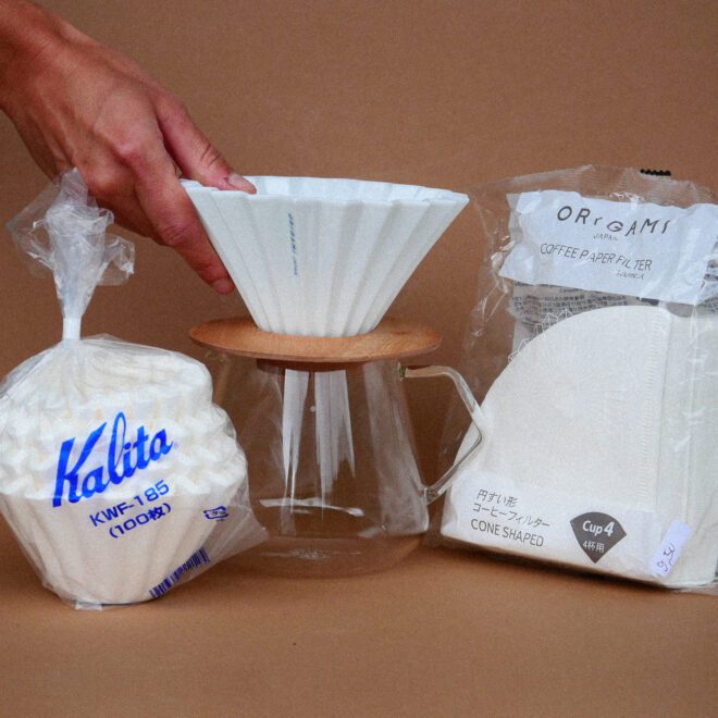 Person drapiert Kinto Glaskanne, Origami Dripper und Filterpapier, Kalita wave Filterpapier