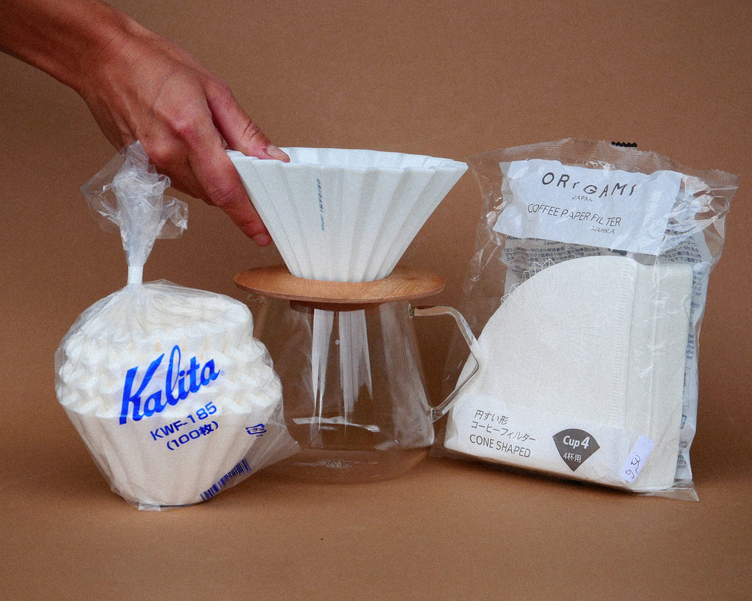Person drapiert Kinto Glaskanne, Origami Dripper und Filterpapier, Kalita wave Filterpapier