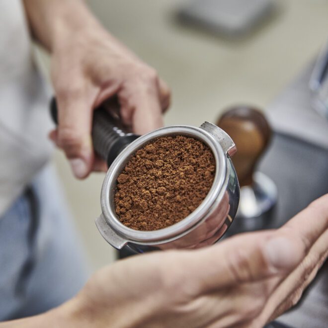 Siebträger gefüllt mit frisch gemahlenem Kaffeeschreiner Espresso