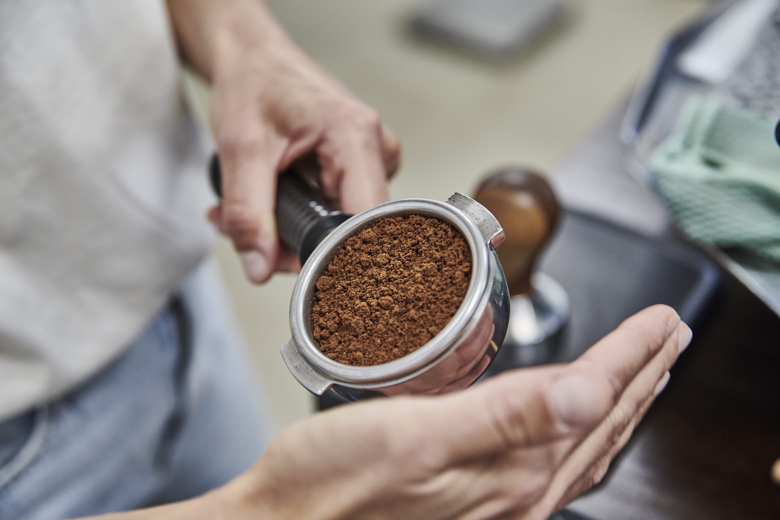 Siebträger gefüllt mit frisch gemahlenem Kaffeeschreiner Espresso