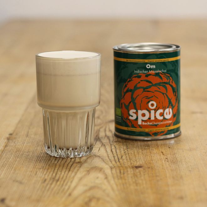 Om Chai von Becks Cocoa in Dose und in Glas ausgeschenkt.