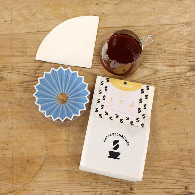Filterkaffee Verpackung, Filterkaffeekanne, mattblauer Origami Dripper und Filterpapier