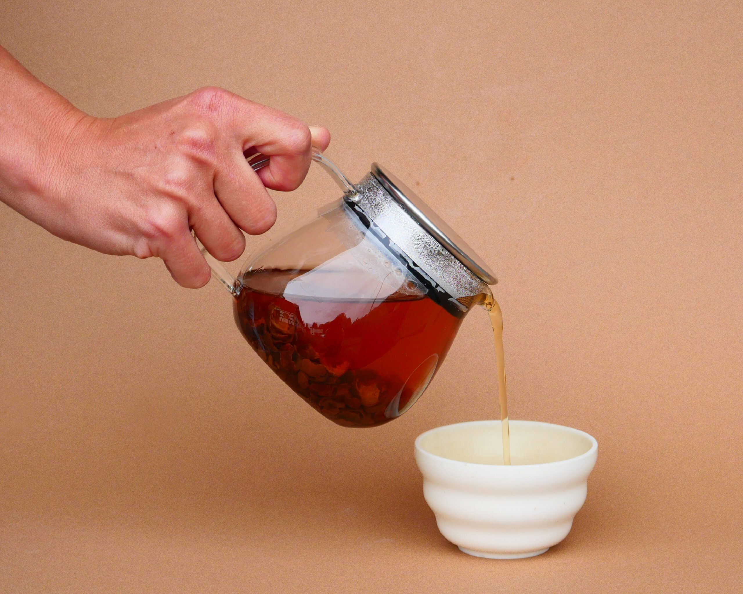 Aufgebrühter Cascara Tee in Kinto Kännchen, wird ausgeschenkt in Porzellan Tasse