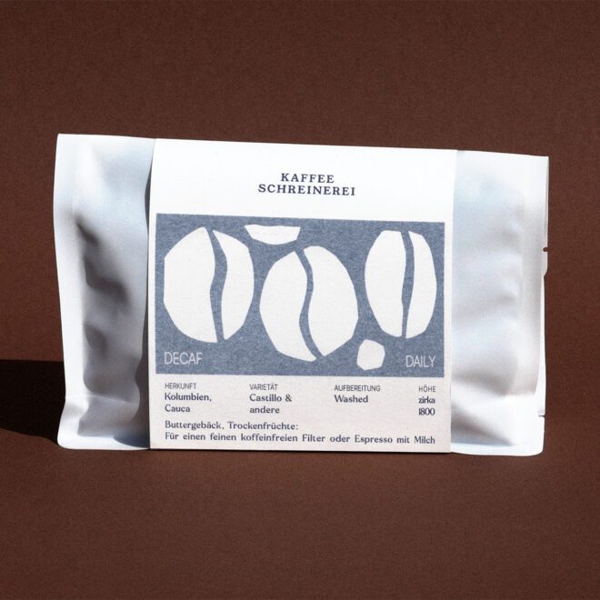 weisse Kaffeeverpackung mit blauem Label auf braunem Hintergrund