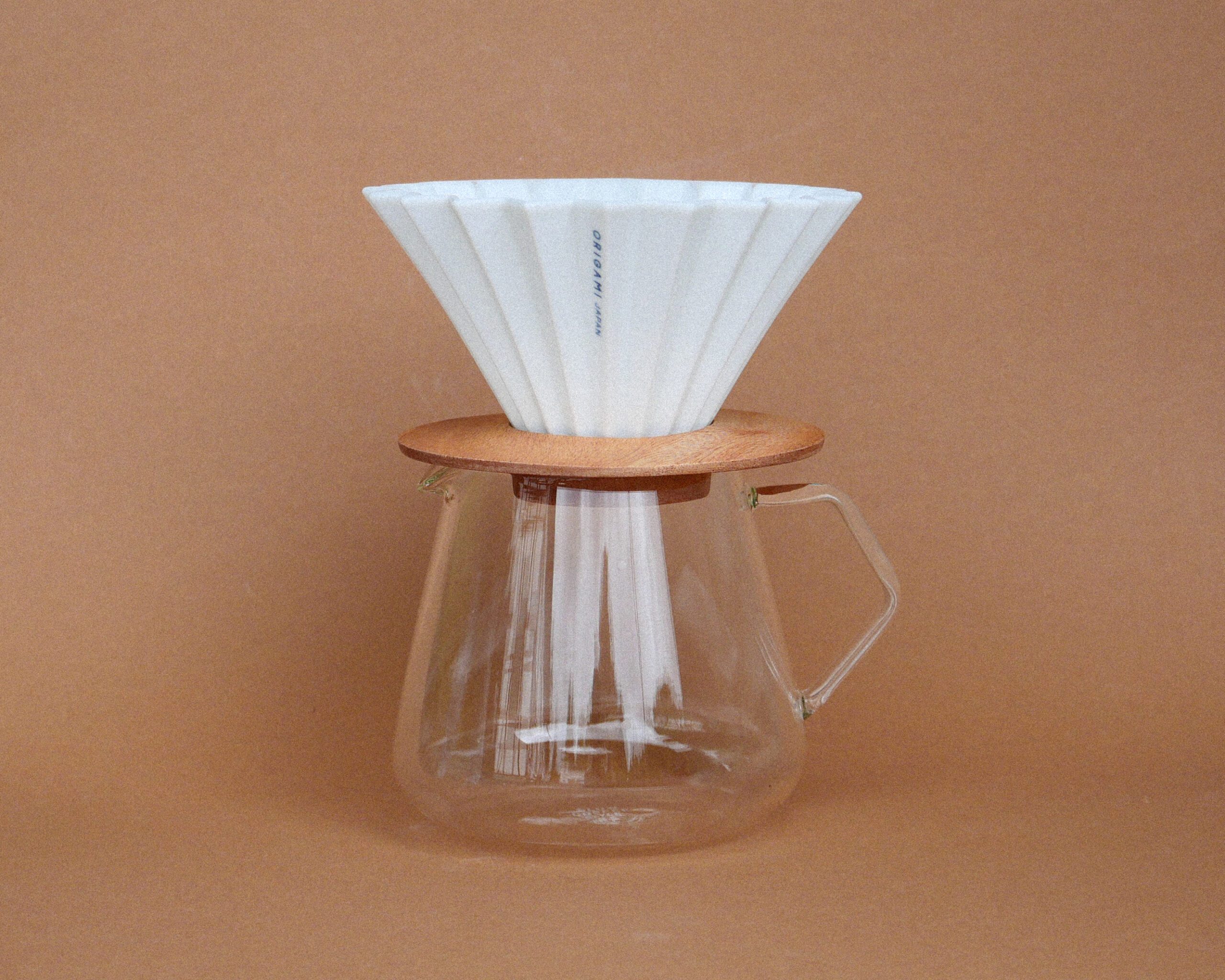 Kinto Kanne 600ml und weißer M Dripper und Holzhalter