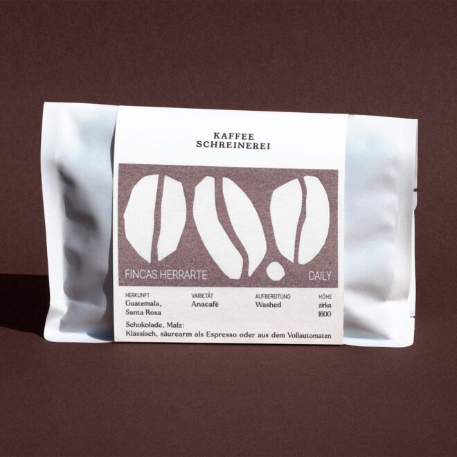 weisse Kaffeeverpackung mit braunem Label auf braunem Hintergrund