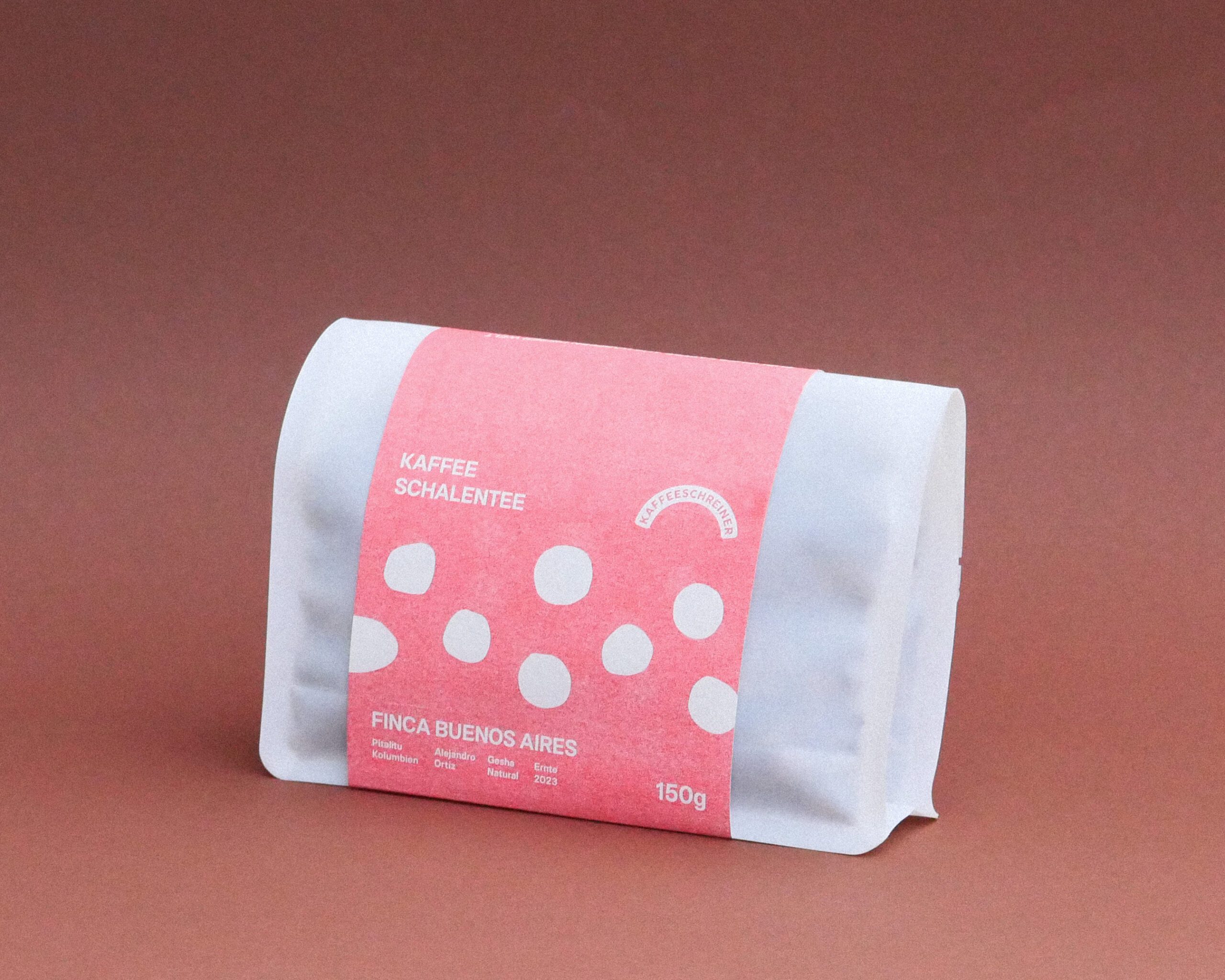 Frontales Foto der roten Kaffeeschalentee Verpackung