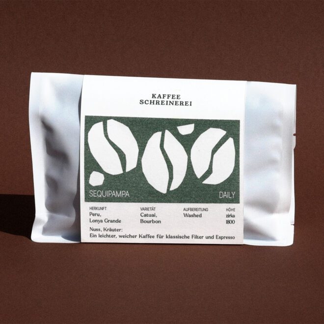 weisse Kaffeeverpackung mit grünem Label auf braunem Hintergrund