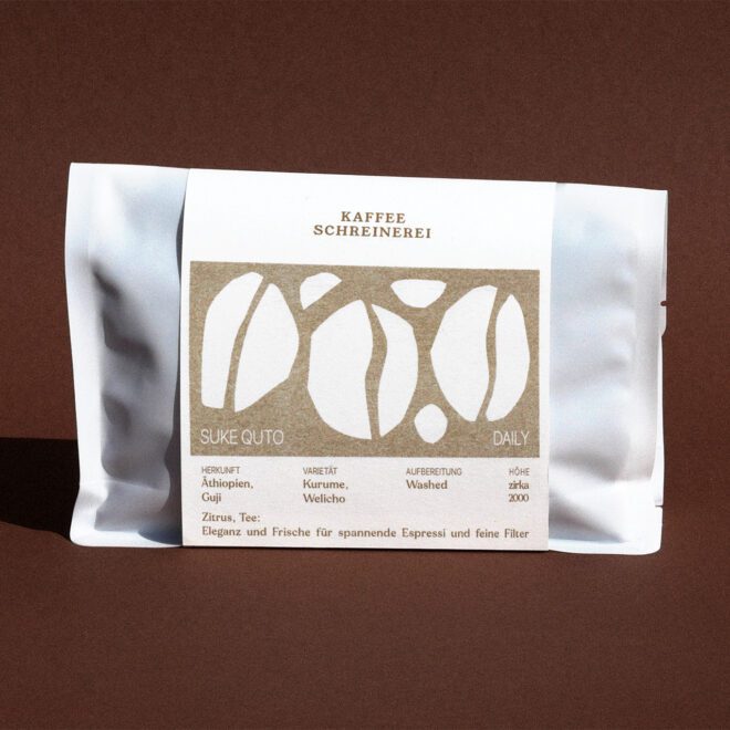weisse Kaffeeverpackung mit flatgold Label auf braunem Hintergrund