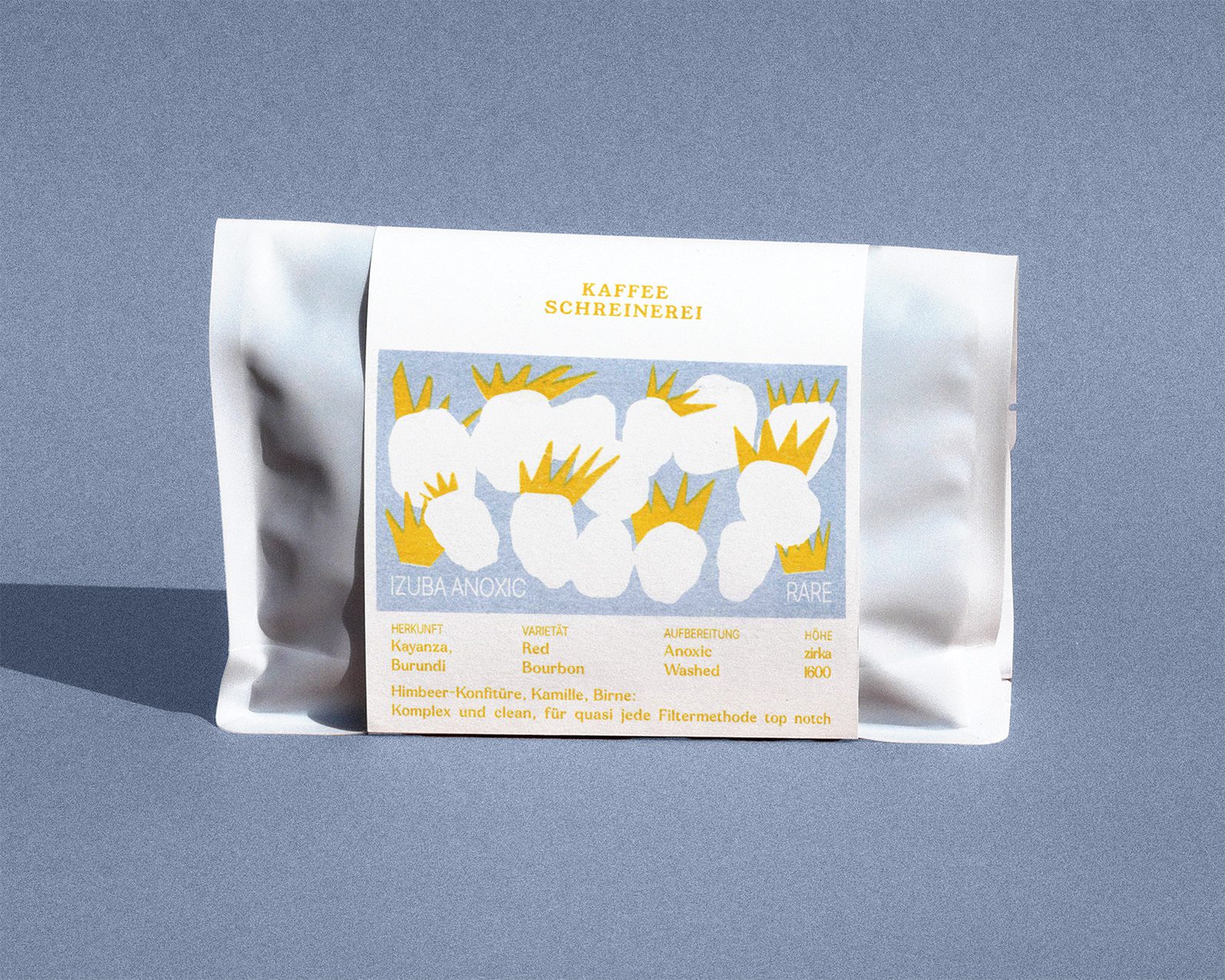 weisse Kaffeeverpackung mit blauem Label auf blauem Hintergrund