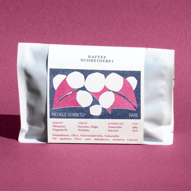 Rot-blaues Label auf 250g Kaffeepaeckchen